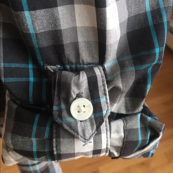 ➡️2/$25❗️⬅️Youth size boy’s button down shirt 💙 - Picture 3 of 3